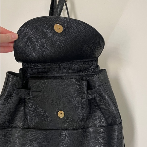 louis vuitton backpack black and gray Anthracite Grey Monogram Shadow Racer New Dell OEM Essential 28l camera backpack color:レッド Its main compartment features